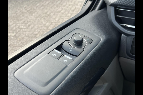 Ford Transit Custom 320 2.5 PHEV L2H1 Limited DC | SCI | 233pk | Dubbele Cabine | Dubbele zijschuifdeur | 12-weg verstel- en verwarmbare AGR Stoelen | Inklapbare trekhaak | 17 inch lichtmetalen velgen | Driver Assistance Pack Premium  | Verwarmbaar stuurwiel | Bekleding zijwand en achterdeuren (volledig) | PRIJS EX. BTW INCL. BPM