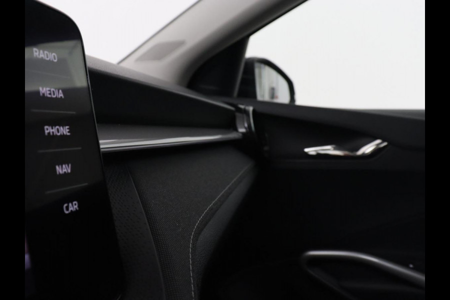 Škoda Fabia 1.0 TSI Business Edition | Carplay | Navigatie | Full LED | Digital Cockpit | Climate control | Parkeerhulp | Cruise control | Sfeerverlichting | DAB | Getint glas