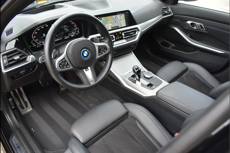 BMW 3 Serie Touring 330e xDrive M-Sport 292 Pk Pano Head-Up Laser Leder 19 Inch