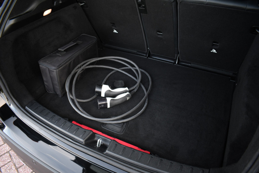 Mercedes-Benz GLA 250 e AMG Pano Night Camera