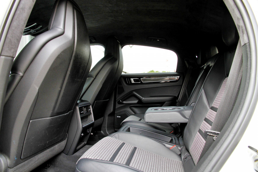 Porsche Cayenne Coupé 3.0 E-Hybrid | BTW | Sport Chrono | Achteras | Carbon
