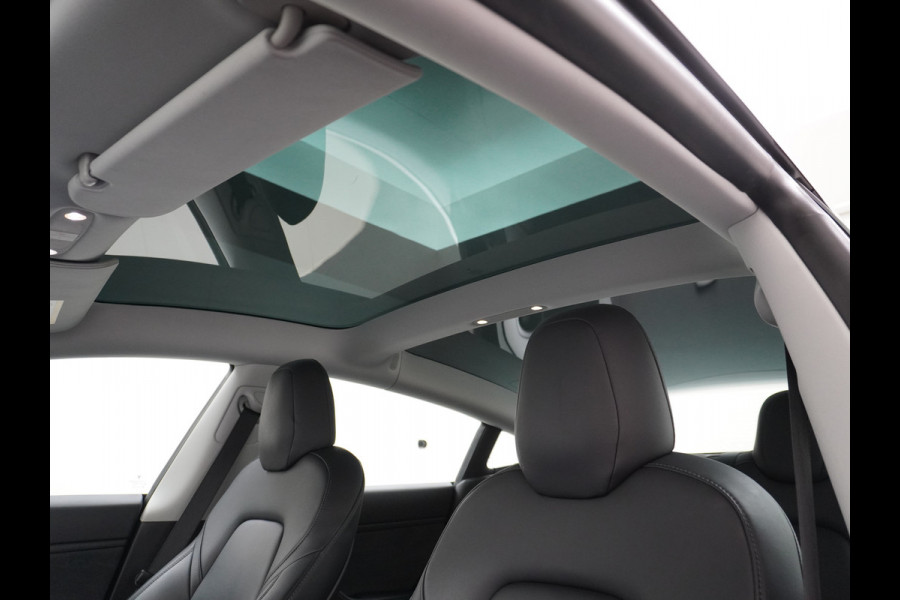 Tesla Model 3 Performance AWD 513pk FSD MEEGELEVERD PAKKET! €71.440,- nieuw! 0-100kmh 3.4sec! Lmv-20" AutoPilot Carbon-Spoiler Full Self-Drivi Navi Led ACC DAB Voorverwarming interieur en Keyless via GSM-App One-Pedal-Drive Rode Remklauwen Premium Audio Veel grip door 4WD vierwielaandrijving.  Origineel Nederlandse auto nieuwprijs €72.080 Garantie op Accu en motor tot 28-12-2027/192.000km