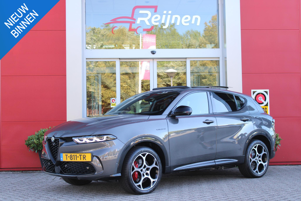 Alfa Romeo Tonale PHEV 280PK VELOCE | NIEUWE AUTO! | PANORAMISCH SCHUIF/KANTEL DAK | WINTERPACK: STOEL/STUUR VERWARMING | TECHNOLOGY PACK: PARKEERWAARSCHUWING VOOR EN ACHTER/360° CAMERA/AUTOMATISCH INPARKEREN/ AUTONOMOUS DRIVING LEVEL 2: ADAPTIVE CRUISE CONTROL/LANE CENTERING ASSIST/TRAFFIC JAM ASSIST DODEHOEK DETECTIE AUTOMATISCH DIMMENDE BUITENSPIEGELS | DRAADLOZE TELEFOONLADER | FULL LED MATRIX KOPLAMPEN | DUAL STAGE VALVE: ACTIEVE DEMPING | KEYLESS ENTRY/START | 19" LICHTMETALEN VELGEN | ROODGESPOTEN BREMBO REMKLAUWEN | NAVIGATIE | DRAADLOZE APPLE CARPLAY/ANDROID AUTO | ELEKTRISCH B