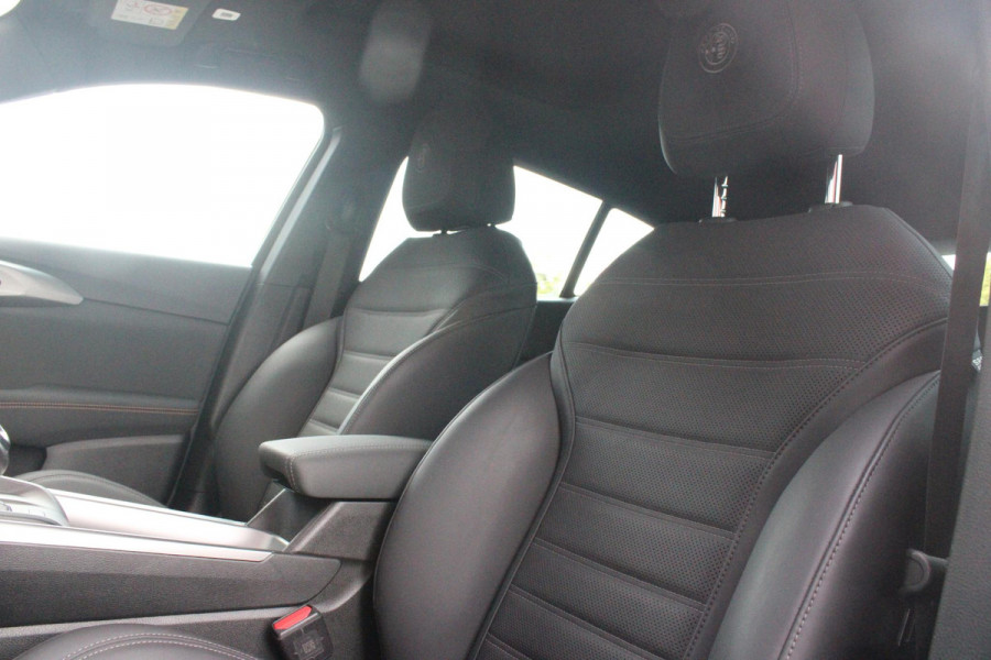 Alfa Romeo Tonale PHEV 280PK VELOCE | PANORAMISCH SCHUIF/KANTEL DAK | PREMIUM PACK: LEDEREN BEKLEDING/GEVENTILEERDE VOORSTOELEN/4-VOUDIG ELEKTRISCH VERSTELBARE LENDESTEUN VOORSTOELEN/HOOGGLANS ZWARTE RAAMOMLIJSTING/AMBIENT LIGHTING | TECHNOLOGY PACK: PARKEERWAARSCHUWING VOOR EN ACHTER/360° CAMERA/AUTOMATISCH INPARKEREN/ AUTONOMOUS DRIVING LEVEL 2: ADAPTIVE CRUISE CONTROL/LANE CENTERING ASSIST/TRAFFIC JAM ASSIST DODEHOEK DETECTIE AUTOMATISCH DIMMENDE BUITENSPIEGELS ELEKTRISCH BEDIENBARE ACHTERKLEP | WINTERPACK: STOELVERWARMING VOOR/STUURVERWARMING/VERWARMBARE RUITENSPROEIERS | HARMAN KAR