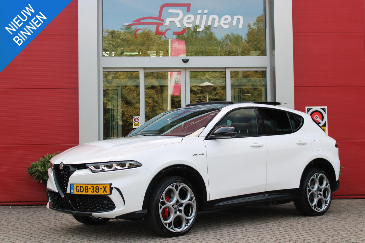 Alfa Romeo Tonale PHEV 280PK VELOCE | PANORAMISCH SCHUIF/KANTEL DAK | PREMIUM PACK: LEDEREN BEKLEDING/GEVENTILEERDE VOORSTOELEN/4-VOUDIG ELEKTRISCH VERSTELBARE LENDESTEUN VOORSTOELEN/HOOGGLANS ZWARTE RAAMOMLIJSTING/AMBIENT LIGHTING | TECHNOLOGY PACK: PARKEERWAARSCHUWING VOOR EN ACHTER/360° CAMERA/AUTOMATISCH INPARKEREN/ AUTONOMOUS DRIVING LEVEL 2: ADAPTIVE CRUISE CONTROL/LANE CENTERING ASSIST/TRAFFIC JAM ASSIST DODEHOEK DETECTIE AUTOMATISCH DIMMENDE BUITENSPIEGELS ELEKTRISCH BEDIENBARE ACHTERKLEP | WINTERPACK: STOELVERWARMING VOOR/STUURVERWARMING/VERWARMBARE RUITENSPROEIERS | HARMAN KAR