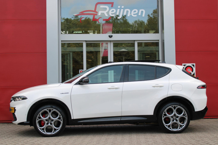 Alfa Romeo Tonale PHEV 280PK VELOCE | PANORAMISCH SCHUIF/KANTEL DAK | PREMIUM PACK: LEDEREN BEKLEDING/GEVENTILEERDE VOORSTOELEN/4-VOUDIG ELEKTRISCH VERSTELBARE LENDESTEUN VOORSTOELEN/HOOGGLANS ZWARTE RAAMOMLIJSTING/AMBIENT LIGHTING | TECHNOLOGY PACK: PARKEERWAARSCHUWING VOOR EN ACHTER/360° CAMERA/AUTOMATISCH INPARKEREN/ AUTONOMOUS DRIVING LEVEL 2: ADAPTIVE CRUISE CONTROL/LANE CENTERING ASSIST/TRAFFIC JAM ASSIST DODEHOEK DETECTIE AUTOMATISCH DIMMENDE BUITENSPIEGELS ELEKTRISCH BEDIENBARE ACHTERKLEP | WINTERPACK: STOELVERWARMING VOOR/STUURVERWARMING/VERWARMBARE RUITENSPROEIERS | HARMAN KAR