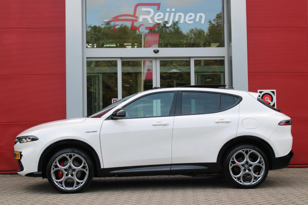 Alfa Romeo Tonale PHEV 280PK VELOCE | PANORAMISCH SCHUIF/KANTEL DAK | PREMIUM PACK: LEDEREN BEKLEDING/GEVENTILEERDE VOORSTOELEN/4-VOUDIG ELEKTRISCH VERSTELBARE LENDESTEUN VOORSTOELEN/HOOGGLANS ZWARTE RAAMOMLIJSTING/AMBIENT LIGHTING | TECHNOLOGY PACK: PARKEERWAARSCHUWING VOOR EN ACHTER/360° CAMERA/AUTOMATISCH INPARKEREN/ AUTONOMOUS DRIVING LEVEL 2: ADAPTIVE CRUISE CONTROL/LANE CENTERING ASSIST/TRAFFIC JAM ASSIST DODEHOEK DETECTIE AUTOMATISCH DIMMENDE BUITENSPIEGELS ELEKTRISCH BEDIENBARE ACHTERKLEP | WINTERPACK: STOELVERWARMING VOOR/STUURVERWARMING/VERWARMBARE RUITENSPROEIERS | HARMAN KAR