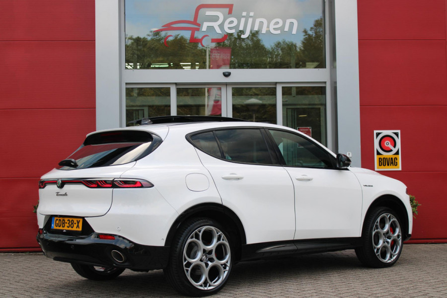 Alfa Romeo Tonale PHEV 280PK VELOCE | PANORAMISCH SCHUIF/KANTEL DAK | PREMIUM PACK: LEDEREN BEKLEDING/GEVENTILEERDE VOORSTOELEN/4-VOUDIG ELEKTRISCH VERSTELBARE LENDESTEUN VOORSTOELEN/HOOGGLANS ZWARTE RAAMOMLIJSTING/AMBIENT LIGHTING | TECHNOLOGY PACK: PARKEERWAARSCHUWING VOOR EN ACHTER/360° CAMERA/AUTOMATISCH INPARKEREN/ AUTONOMOUS DRIVING LEVEL 2: ADAPTIVE CRUISE CONTROL/LANE CENTERING ASSIST/TRAFFIC JAM ASSIST DODEHOEK DETECTIE AUTOMATISCH DIMMENDE BUITENSPIEGELS ELEKTRISCH BEDIENBARE ACHTERKLEP | WINTERPACK: STOELVERWARMING VOOR/STUURVERWARMING/VERWARMBARE RUITENSPROEIERS | HARMAN KAR