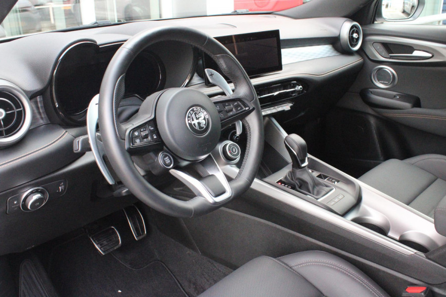 Alfa Romeo Tonale PHEV 280PK VELOCE | PANORAMISCH SCHUIF/KANTEL DAK | PREMIUM PACK: LEDEREN BEKLEDING/GEVENTILEERDE VOORSTOELEN/4-VOUDIG ELEKTRISCH VERSTELBARE LENDESTEUN VOORSTOELEN/HOOGGLANS ZWARTE RAAMOMLIJSTING/AMBIENT LIGHTING | TECHNOLOGY PACK: PARKEERWAARSCHUWING VOOR EN ACHTER/360° CAMERA/AUTOMATISCH INPARKEREN/ AUTONOMOUS DRIVING LEVEL 2: ADAPTIVE CRUISE CONTROL/LANE CENTERING ASSIST/TRAFFIC JAM ASSIST DODEHOEK DETECTIE AUTOMATISCH DIMMENDE BUITENSPIEGELS ELEKTRISCH BEDIENBARE ACHTERKLEP | WINTERPACK: STOELVERWARMING VOOR/STUURVERWARMING/VERWARMBARE RUITENSPROEIERS | HARMAN KAR