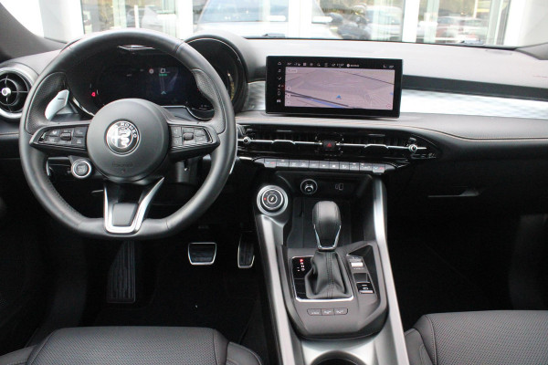 Alfa Romeo Tonale PHEV 280PK VELOCE | PANORAMISCH SCHUIF/KANTEL DAK | PREMIUM PACK: LEDEREN BEKLEDING/GEVENTILEERDE VOORSTOELEN/4-VOUDIG ELEKTRISCH VERSTELBARE LENDESTEUN VOORSTOELEN/HOOGGLANS ZWARTE RAAMOMLIJSTING/AMBIENT LIGHTING | TECHNOLOGY PACK: PARKEERWAARSCHUWING VOOR EN ACHTER/360° CAMERA/AUTOMATISCH INPARKEREN/ AUTONOMOUS DRIVING LEVEL 2: ADAPTIVE CRUISE CONTROL/LANE CENTERING ASSIST/TRAFFIC JAM ASSIST DODEHOEK DETECTIE AUTOMATISCH DIMMENDE BUITENSPIEGELS ELEKTRISCH BEDIENBARE ACHTERKLEP | WINTERPACK: STOELVERWARMING VOOR/STUURVERWARMING/VERWARMBARE RUITENSPROEIERS | HARMAN KAR
