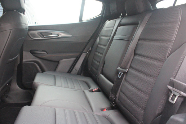 Alfa Romeo Tonale PHEV 280PK VELOCE | PANORAMISCH SCHUIF/KANTEL DAK | PREMIUM PACK: LEDEREN BEKLEDING/GEVENTILEERDE VOORSTOELEN/4-VOUDIG ELEKTRISCH VERSTELBARE LENDESTEUN VOORSTOELEN/HOOGGLANS ZWARTE RAAMOMLIJSTING/AMBIENT LIGHTING | TECHNOLOGY PACK: PARKEERWAARSCHUWING VOOR EN ACHTER/360° CAMERA/AUTOMATISCH INPARKEREN/ AUTONOMOUS DRIVING LEVEL 2: ADAPTIVE CRUISE CONTROL/LANE CENTERING ASSIST/TRAFFIC JAM ASSIST DODEHOEK DETECTIE AUTOMATISCH DIMMENDE BUITENSPIEGELS ELEKTRISCH BEDIENBARE ACHTERKLEP | WINTERPACK: STOELVERWARMING VOOR/STUURVERWARMING/VERWARMBARE RUITENSPROEIERS | HARMAN KAR