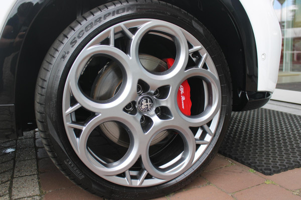 Alfa Romeo Tonale PHEV 280PK VELOCE | PANORAMISCH SCHUIF/KANTEL DAK | PREMIUM PACK: LEDEREN BEKLEDING/GEVENTILEERDE VOORSTOELEN/4-VOUDIG ELEKTRISCH VERSTELBARE LENDESTEUN VOORSTOELEN/HOOGGLANS ZWARTE RAAMOMLIJSTING/AMBIENT LIGHTING | TECHNOLOGY PACK: PARKEERWAARSCHUWING VOOR EN ACHTER/360° CAMERA/AUTOMATISCH INPARKEREN/ AUTONOMOUS DRIVING LEVEL 2: ADAPTIVE CRUISE CONTROL/LANE CENTERING ASSIST/TRAFFIC JAM ASSIST DODEHOEK DETECTIE AUTOMATISCH DIMMENDE BUITENSPIEGELS ELEKTRISCH BEDIENBARE ACHTERKLEP | WINTERPACK: STOELVERWARMING VOOR/STUURVERWARMING/VERWARMBARE RUITENSPROEIERS | HARMAN KAR