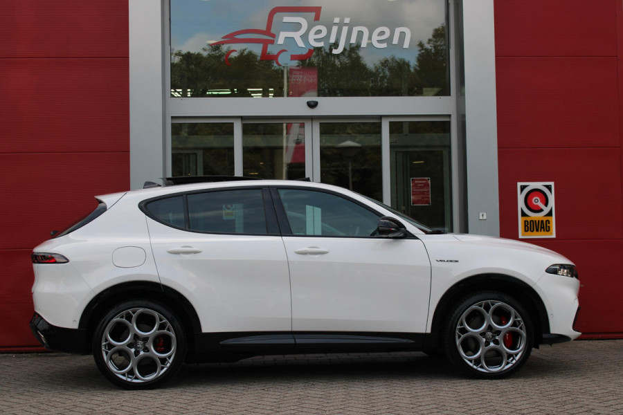 Alfa Romeo Tonale PHEV 280PK VELOCE | PANORAMISCH SCHUIF/KANTEL DAK | PREMIUM PACK: LEDEREN BEKLEDING/GEVENTILEERDE VOORSTOELEN/4-VOUDIG ELEKTRISCH VERSTELBARE LENDESTEUN VOORSTOELEN/HOOGGLANS ZWARTE RAAMOMLIJSTING/AMBIENT LIGHTING | TECHNOLOGY PACK: PARKEERWAARSCHUWING VOOR EN ACHTER/360° CAMERA/AUTOMATISCH INPARKEREN/ AUTONOMOUS DRIVING LEVEL 2: ADAPTIVE CRUISE CONTROL/LANE CENTERING ASSIST/TRAFFIC JAM ASSIST DODEHOEK DETECTIE AUTOMATISCH DIMMENDE BUITENSPIEGELS ELEKTRISCH BEDIENBARE ACHTERKLEP | WINTERPACK: STOELVERWARMING VOOR/STUURVERWARMING/VERWARMBARE RUITENSPROEIERS | HARMAN KAR