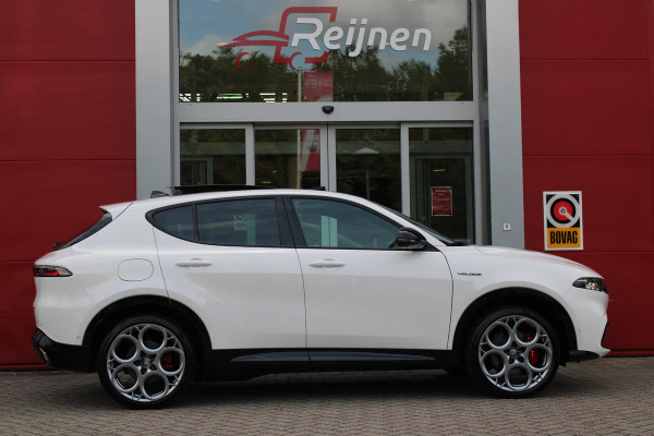 Alfa Romeo Tonale PHEV 280PK VELOCE | PANORAMISCH SCHUIF/KANTEL DAK | PREMIUM PACK: LEDEREN BEKLEDING/GEVENTILEERDE VOORSTOELEN/4-VOUDIG ELEKTRISCH VERSTELBARE LENDESTEUN VOORSTOELEN/HOOGGLANS ZWARTE RAAMOMLIJSTING/AMBIENT LIGHTING | TECHNOLOGY PACK: PARKEERWAARSCHUWING VOOR EN ACHTER/360° CAMERA/AUTOMATISCH INPARKEREN/ AUTONOMOUS DRIVING LEVEL 2: ADAPTIVE CRUISE CONTROL/LANE CENTERING ASSIST/TRAFFIC JAM ASSIST DODEHOEK DETECTIE AUTOMATISCH DIMMENDE BUITENSPIEGELS ELEKTRISCH BEDIENBARE ACHTERKLEP | WINTERPACK: STOELVERWARMING VOOR/STUURVERWARMING/VERWARMBARE RUITENSPROEIERS | HARMAN KAR
