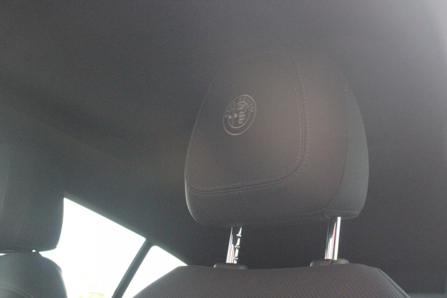 Alfa Romeo Tonale PHEV 280PK VELOCE | PANORAMISCH SCHUIF/KANTEL DAK | PREMIUM PACK: LEDEREN BEKLEDING/GEVENTILEERDE VOORSTOELEN/4-VOUDIG ELEKTRISCH VERSTELBARE LENDESTEUN VOORSTOELEN/HOOGGLANS ZWARTE RAAMOMLIJSTING/AMBIENT LIGHTING | TECHNOLOGY PACK: PARKEERWAARSCHUWING VOOR EN ACHTER/360° CAMERA/AUTOMATISCH INPARKEREN/ AUTONOMOUS DRIVING LEVEL 2: ADAPTIVE CRUISE CONTROL/LANE CENTERING ASSIST/TRAFFIC JAM ASSIST DODEHOEK DETECTIE AUTOMATISCH DIMMENDE BUITENSPIEGELS ELEKTRISCH BEDIENBARE ACHTERKLEP | WINTERPACK: STOELVERWARMING VOOR/STUURVERWARMING/VERWARMBARE RUITENSPROEIERS | HARMAN KAR
