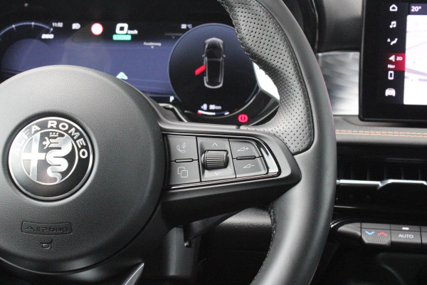 Alfa Romeo Tonale PHEV 280PK VELOCE | PANORAMISCH SCHUIF/KANTEL DAK | PREMIUM PACK: LEDEREN BEKLEDING/GEVENTILEERDE VOORSTOELEN/4-VOUDIG ELEKTRISCH VERSTELBARE LENDESTEUN VOORSTOELEN/HOOGGLANS ZWARTE RAAMOMLIJSTING/AMBIENT LIGHTING | TECHNOLOGY PACK: PARKEERWAARSCHUWING VOOR EN ACHTER/360° CAMERA/AUTOMATISCH INPARKEREN/ AUTONOMOUS DRIVING LEVEL 2: ADAPTIVE CRUISE CONTROL/LANE CENTERING ASSIST/TRAFFIC JAM ASSIST DODEHOEK DETECTIE AUTOMATISCH DIMMENDE BUITENSPIEGELS ELEKTRISCH BEDIENBARE ACHTERKLEP | WINTERPACK: STOELVERWARMING VOOR/STUURVERWARMING/VERWARMBARE RUITENSPROEIERS | HARMAN KAR