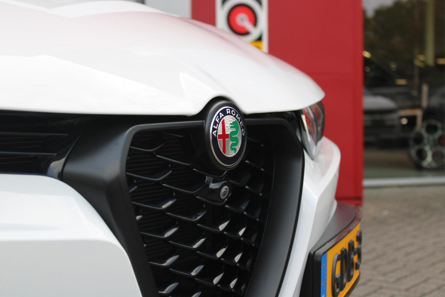 Alfa Romeo Tonale PHEV 280PK VELOCE | PANORAMISCH SCHUIF/KANTEL DAK | PREMIUM PACK: LEDEREN BEKLEDING/GEVENTILEERDE VOORSTOELEN/4-VOUDIG ELEKTRISCH VERSTELBARE LENDESTEUN VOORSTOELEN/HOOGGLANS ZWARTE RAAMOMLIJSTING/AMBIENT LIGHTING | TECHNOLOGY PACK: PARKEERWAARSCHUWING VOOR EN ACHTER/360° CAMERA/AUTOMATISCH INPARKEREN/ AUTONOMOUS DRIVING LEVEL 2: ADAPTIVE CRUISE CONTROL/LANE CENTERING ASSIST/TRAFFIC JAM ASSIST DODEHOEK DETECTIE AUTOMATISCH DIMMENDE BUITENSPIEGELS ELEKTRISCH BEDIENBARE ACHTERKLEP | WINTERPACK: STOELVERWARMING VOOR/STUURVERWARMING/VERWARMBARE RUITENSPROEIERS | HARMAN KAR