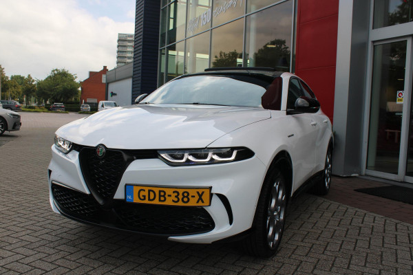 Alfa Romeo Tonale PHEV 280PK VELOCE | PANORAMISCH SCHUIF/KANTEL DAK | PREMIUM PACK: LEDEREN BEKLEDING/GEVENTILEERDE VOORSTOELEN/4-VOUDIG ELEKTRISCH VERSTELBARE LENDESTEUN VOORSTOELEN/HOOGGLANS ZWARTE RAAMOMLIJSTING/AMBIENT LIGHTING | TECHNOLOGY PACK: PARKEERWAARSCHUWING VOOR EN ACHTER/360° CAMERA/AUTOMATISCH INPARKEREN/ AUTONOMOUS DRIVING LEVEL 2: ADAPTIVE CRUISE CONTROL/LANE CENTERING ASSIST/TRAFFIC JAM ASSIST DODEHOEK DETECTIE AUTOMATISCH DIMMENDE BUITENSPIEGELS ELEKTRISCH BEDIENBARE ACHTERKLEP | WINTERPACK: STOELVERWARMING VOOR/STUURVERWARMING/VERWARMBARE RUITENSPROEIERS | HARMAN KAR