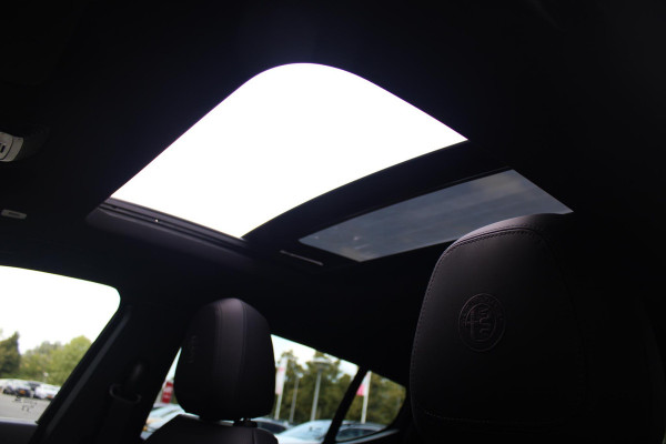 Alfa Romeo Tonale PHEV 280PK VELOCE | PANORAMISCH SCHUIF/KANTEL DAK | PREMIUM PACK: LEDEREN BEKLEDING/GEVENTILEERDE VOORSTOELEN/4-VOUDIG ELEKTRISCH VERSTELBARE LENDESTEUN VOORSTOELEN/HOOGGLANS ZWARTE RAAMOMLIJSTING/AMBIENT LIGHTING | TECHNOLOGY PACK: PARKEERWAARSCHUWING VOOR EN ACHTER/360° CAMERA/AUTOMATISCH INPARKEREN/ AUTONOMOUS DRIVING LEVEL 2: ADAPTIVE CRUISE CONTROL/LANE CENTERING ASSIST/TRAFFIC JAM ASSIST DODEHOEK DETECTIE AUTOMATISCH DIMMENDE BUITENSPIEGELS ELEKTRISCH BEDIENBARE ACHTERKLEP | WINTERPACK: STOELVERWARMING VOOR/STUURVERWARMING/VERWARMBARE RUITENSPROEIERS | HARMAN KAR