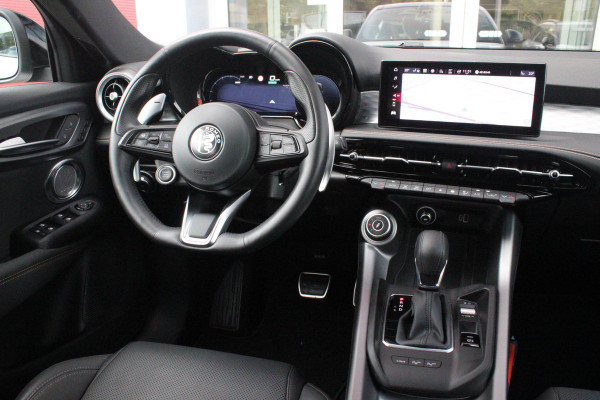Alfa Romeo Tonale PHEV 280PK VELOCE | PANORAMISCH SCHUIF/KANTEL DAK | PREMIUM PACK: LEDEREN BEKLEDING/GEVENTILEERDE VOORSTOELEN/4-VOUDIG ELEKTRISCH VERSTELBARE LENDESTEUN VOORSTOELEN/HOOGGLANS ZWARTE RAAMOMLIJSTING/AMBIENT LIGHTING | TECHNOLOGY PACK: PARKEERWAARSCHUWING VOOR EN ACHTER/360° CAMERA/AUTOMATISCH INPARKEREN/ AUTONOMOUS DRIVING LEVEL 2: ADAPTIVE CRUISE CONTROL/LANE CENTERING ASSIST/TRAFFIC JAM ASSIST DODEHOEK DETECTIE AUTOMATISCH DIMMENDE BUITENSPIEGELS ELEKTRISCH BEDIENBARE ACHTERKLEP | WINTERPACK: STOELVERWARMING VOOR/STUURVERWARMING/VERWARMBARE RUITENSPROEIERS | HARMAN KAR
