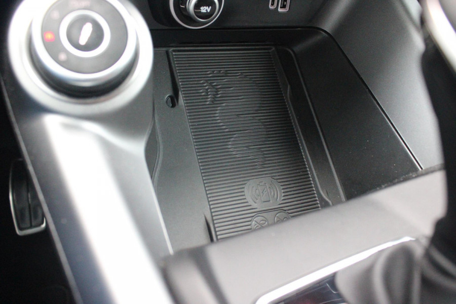 Alfa Romeo Tonale PHEV 280PK VELOCE | PANORAMISCH SCHUIF/KANTEL DAK | PREMIUM PACK: LEDEREN BEKLEDING/GEVENTILEERDE VOORSTOELEN/4-VOUDIG ELEKTRISCH VERSTELBARE LENDESTEUN VOORSTOELEN/HOOGGLANS ZWARTE RAAMOMLIJSTING/AMBIENT LIGHTING | TECHNOLOGY PACK: PARKEERWAARSCHUWING VOOR EN ACHTER/360° CAMERA/AUTOMATISCH INPARKEREN/ AUTONOMOUS DRIVING LEVEL 2: ADAPTIVE CRUISE CONTROL/LANE CENTERING ASSIST/TRAFFIC JAM ASSIST DODEHOEK DETECTIE AUTOMATISCH DIMMENDE BUITENSPIEGELS ELEKTRISCH BEDIENBARE ACHTERKLEP | WINTERPACK: STOELVERWARMING VOOR/STUURVERWARMING/VERWARMBARE RUITENSPROEIERS | HARMAN KAR
