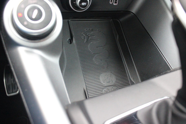 Alfa Romeo Tonale PHEV 280PK VELOCE | PANORAMISCH SCHUIF/KANTEL DAK | PREMIUM PACK: LEDEREN BEKLEDING/GEVENTILEERDE VOORSTOELEN/4-VOUDIG ELEKTRISCH VERSTELBARE LENDESTEUN VOORSTOELEN/HOOGGLANS ZWARTE RAAMOMLIJSTING/AMBIENT LIGHTING | TECHNOLOGY PACK: PARKEERWAARSCHUWING VOOR EN ACHTER/360° CAMERA/AUTOMATISCH INPARKEREN/ AUTONOMOUS DRIVING LEVEL 2: ADAPTIVE CRUISE CONTROL/LANE CENTERING ASSIST/TRAFFIC JAM ASSIST DODEHOEK DETECTIE AUTOMATISCH DIMMENDE BUITENSPIEGELS ELEKTRISCH BEDIENBARE ACHTERKLEP | WINTERPACK: STOELVERWARMING VOOR/STUURVERWARMING/VERWARMBARE RUITENSPROEIERS | HARMAN KAR