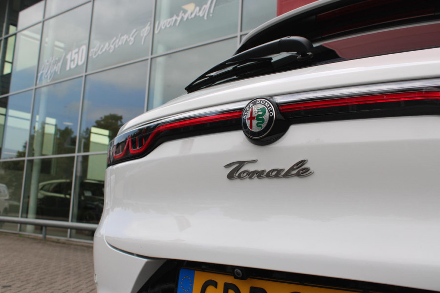 Alfa Romeo Tonale PHEV 280PK VELOCE | PANORAMISCH SCHUIF/KANTEL DAK | PREMIUM PACK: LEDEREN BEKLEDING/GEVENTILEERDE VOORSTOELEN/4-VOUDIG ELEKTRISCH VERSTELBARE LENDESTEUN VOORSTOELEN/HOOGGLANS ZWARTE RAAMOMLIJSTING/AMBIENT LIGHTING | TECHNOLOGY PACK: PARKEERWAARSCHUWING VOOR EN ACHTER/360° CAMERA/AUTOMATISCH INPARKEREN/ AUTONOMOUS DRIVING LEVEL 2: ADAPTIVE CRUISE CONTROL/LANE CENTERING ASSIST/TRAFFIC JAM ASSIST DODEHOEK DETECTIE AUTOMATISCH DIMMENDE BUITENSPIEGELS ELEKTRISCH BEDIENBARE ACHTERKLEP | WINTERPACK: STOELVERWARMING VOOR/STUURVERWARMING/VERWARMBARE RUITENSPROEIERS | HARMAN KAR