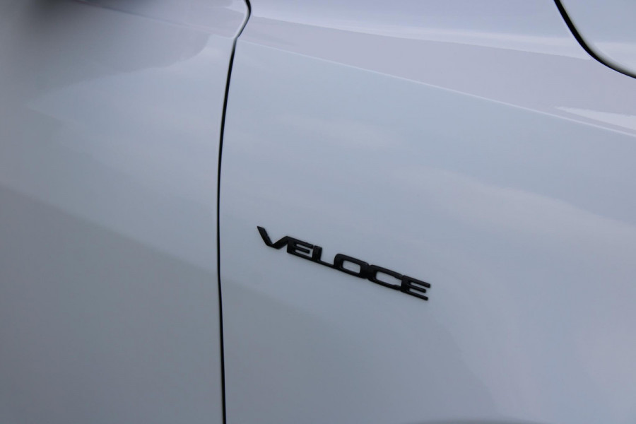 Alfa Romeo Tonale PHEV 280PK VELOCE | PANORAMISCH SCHUIF/KANTEL DAK | PREMIUM PACK: LEDEREN BEKLEDING/GEVENTILEERDE VOORSTOELEN/4-VOUDIG ELEKTRISCH VERSTELBARE LENDESTEUN VOORSTOELEN/HOOGGLANS ZWARTE RAAMOMLIJSTING/AMBIENT LIGHTING | TECHNOLOGY PACK: PARKEERWAARSCHUWING VOOR EN ACHTER/360° CAMERA/AUTOMATISCH INPARKEREN/ AUTONOMOUS DRIVING LEVEL 2: ADAPTIVE CRUISE CONTROL/LANE CENTERING ASSIST/TRAFFIC JAM ASSIST DODEHOEK DETECTIE AUTOMATISCH DIMMENDE BUITENSPIEGELS ELEKTRISCH BEDIENBARE ACHTERKLEP | WINTERPACK: STOELVERWARMING VOOR/STUURVERWARMING/VERWARMBARE RUITENSPROEIERS | HARMAN KAR