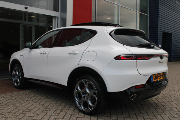 Alfa Romeo Tonale PHEV 280PK VELOCE | PANORAMISCH SCHUIF/KANTEL DAK | PREMIUM PACK: LEDEREN BEKLEDING/GEVENTILEERDE VOORSTOELEN/4-VOUDIG ELEKTRISCH VERSTELBARE LENDESTEUN VOORSTOELEN/HOOGGLANS ZWARTE RAAMOMLIJSTING/AMBIENT LIGHTING | TECHNOLOGY PACK: PARKEERWAARSCHUWING VOOR EN ACHTER/360° CAMERA/AUTOMATISCH INPARKEREN/ AUTONOMOUS DRIVING LEVEL 2: ADAPTIVE CRUISE CONTROL/LANE CENTERING ASSIST/TRAFFIC JAM ASSIST DODEHOEK DETECTIE AUTOMATISCH DIMMENDE BUITENSPIEGELS ELEKTRISCH BEDIENBARE ACHTERKLEP | WINTERPACK: STOELVERWARMING VOOR/STUURVERWARMING/VERWARMBARE RUITENSPROEIERS | HARMAN KAR