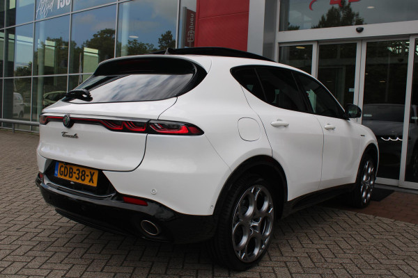 Alfa Romeo Tonale PHEV 280PK VELOCE | PANORAMISCH SCHUIF/KANTEL DAK | PREMIUM PACK: LEDEREN BEKLEDING/GEVENTILEERDE VOORSTOELEN/4-VOUDIG ELEKTRISCH VERSTELBARE LENDESTEUN VOORSTOELEN/HOOGGLANS ZWARTE RAAMOMLIJSTING/AMBIENT LIGHTING | TECHNOLOGY PACK: PARKEERWAARSCHUWING VOOR EN ACHTER/360° CAMERA/AUTOMATISCH INPARKEREN/ AUTONOMOUS DRIVING LEVEL 2: ADAPTIVE CRUISE CONTROL/LANE CENTERING ASSIST/TRAFFIC JAM ASSIST DODEHOEK DETECTIE AUTOMATISCH DIMMENDE BUITENSPIEGELS ELEKTRISCH BEDIENBARE ACHTERKLEP | WINTERPACK: STOELVERWARMING VOOR/STUURVERWARMING/VERWARMBARE RUITENSPROEIERS | HARMAN KAR