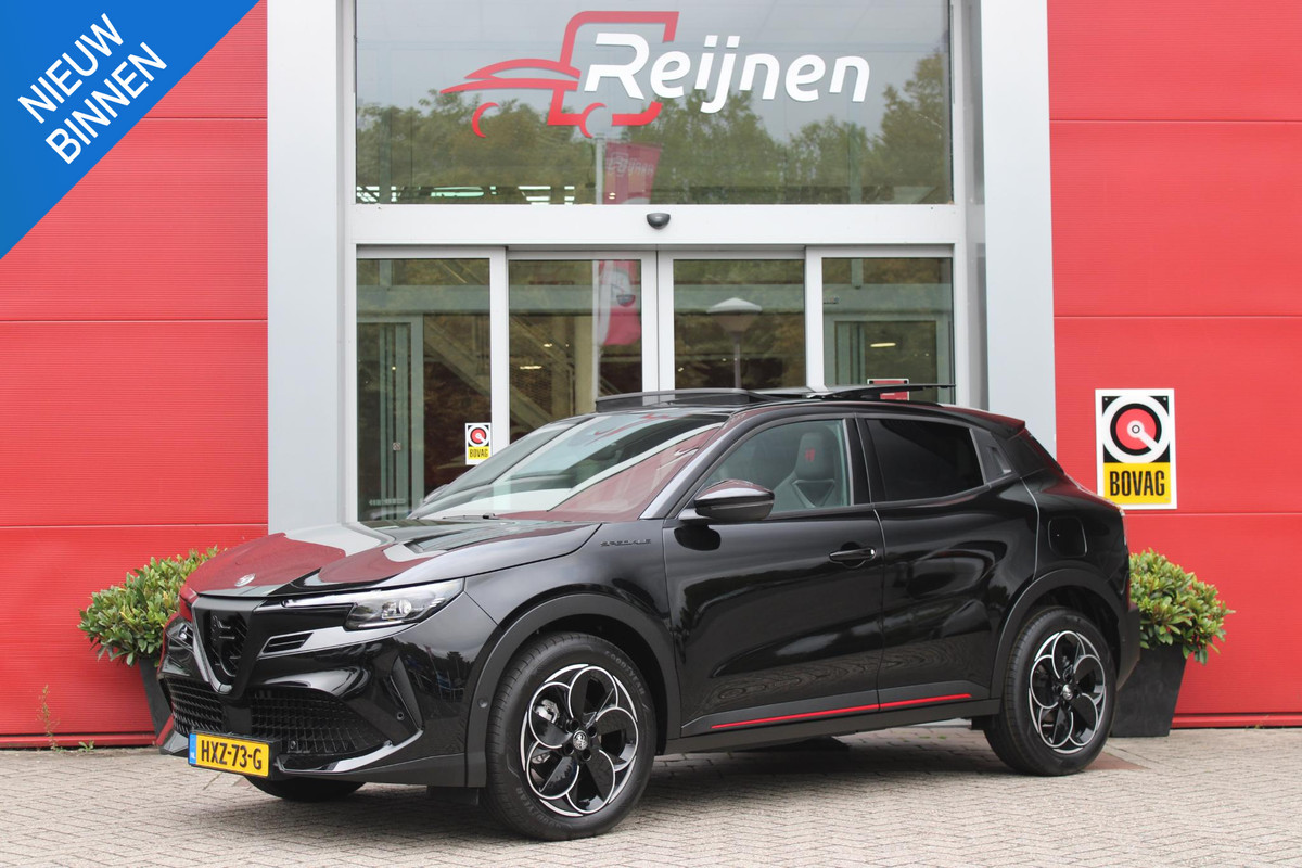 Alfa Romeo junior 1.2 Turbo 136PK IBRIDA SPECIALE | NIEUWE AUTO! | PANORAMISCH SCHUIF/KANTEL DAK | SPORT PACK: SABELT SPORT STOELEN/ALCANTARA STUURWIEL | TECHNO PACK: LED MATRIX KOPLAMPEN/DRAADLOZE TELEFOONLADER/ACHTERUITRIJ CAMERA | VERWARMBARE VOORRUIT | 18" LICHTMETALEN VELGEN "PETALI" | DRAADLOZE APPLE CARPLAY/ANDROID AUTO | NAVIGATIE | STOEL VERWARMING | DODEHOEK DETECTIE | ELEKTRISCH BEDIENBARE ACHTERKLEP | KEYLESS ENTRY/START | ADAPTIVE CRUISE CONTROL |