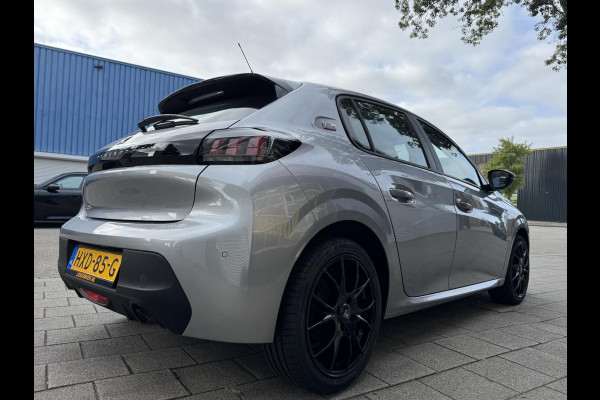 Peugeot 208 1.2i OUTLAW Edition - Navigatie/Apple CarPlay I Airco I Sport velgen I LED I PDC I 30.000 KM -Dealer onderhouden