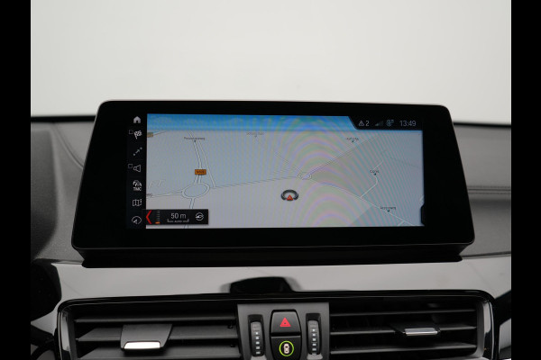 BMW X1 sDrive20i Sportline Automaat 192pk | Trekhaak Afneembaar | Panodak | Head Up | Lederen Sportstoelen Verwarmd | Navigatie | Camera | Sfeerverlichting | Virtual  | DAB |
