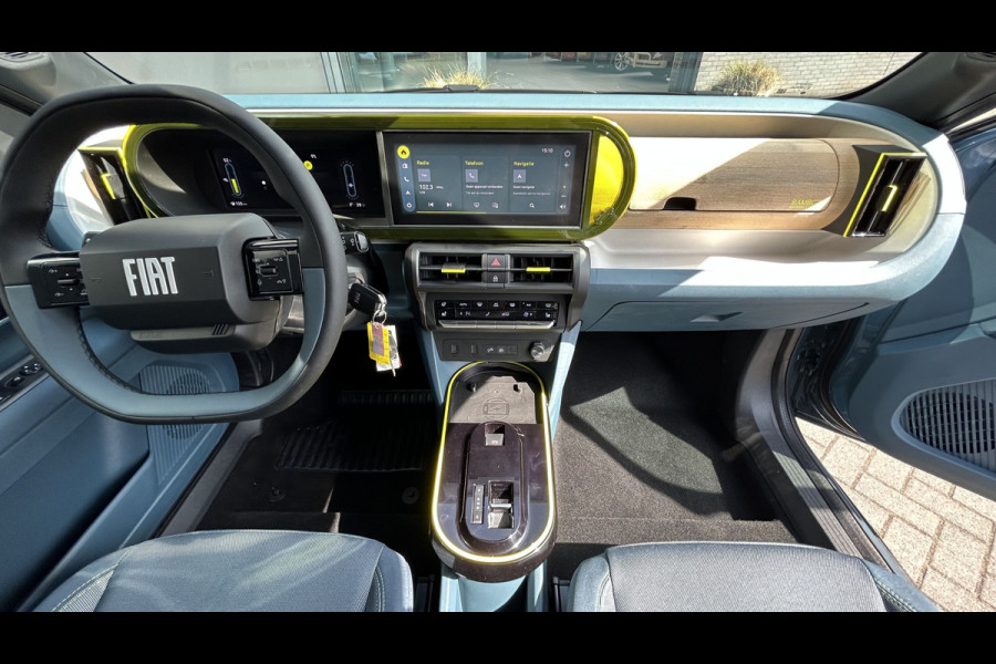 Fiat Grande Panda La Prima 11 kW 44 kWh Airco - Achteruitrijcamera - Parkeersensoren voor en achter - Cruise control - Navigatiesysteem - Dakrails - Stuur multifunctioneel