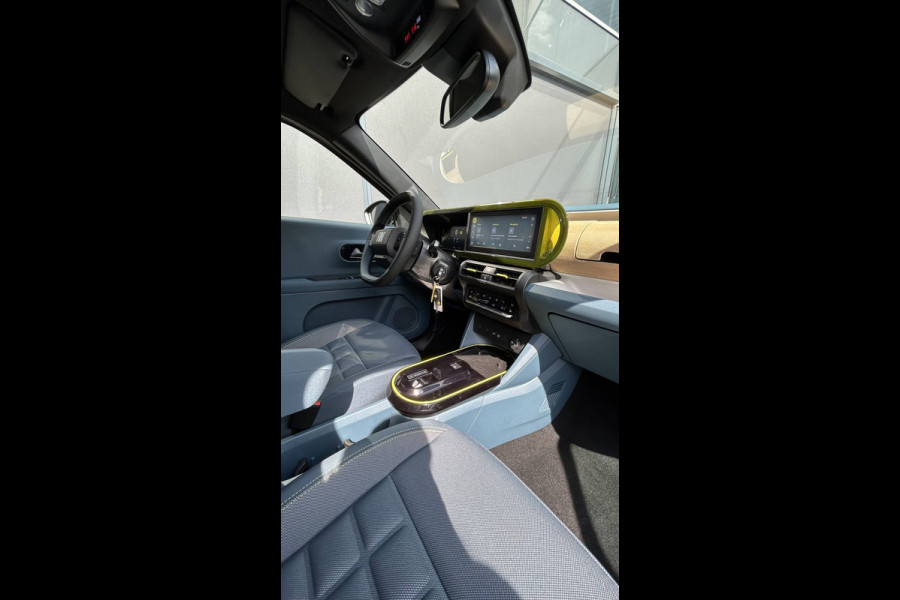 Fiat Grande Panda La Prima 11 kW 44 kWh Airco - Achteruitrijcamera - Parkeersensoren voor en achter - Cruise control - Navigatiesysteem - Dakrails - Stuur multifunctioneel