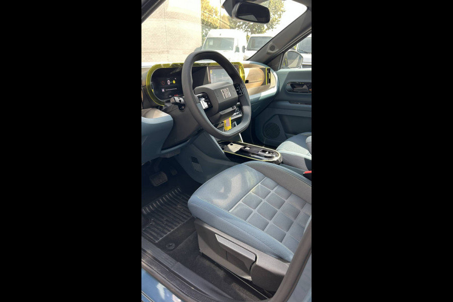Fiat Grande Panda La Prima 11 kW 44 kWh Airco - Achteruitrijcamera - Parkeersensoren voor en achter - Cruise control - Navigatiesysteem - Dakrails - Stuur multifunctioneel