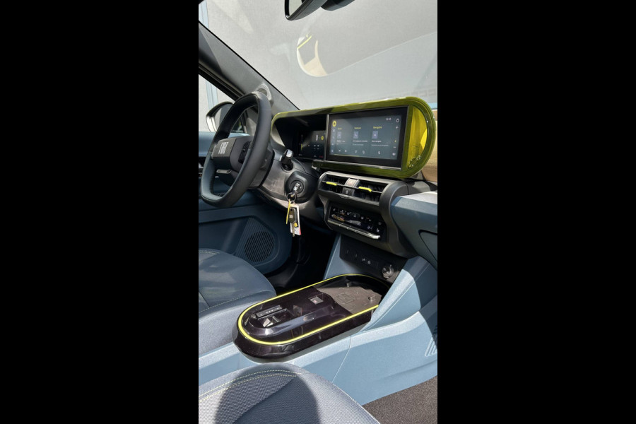 Fiat Grande Panda La Prima 11 kW 44 kWh Airco - Achteruitrijcamera - Parkeersensoren voor en achter - Cruise control - Navigatiesysteem - Dakrails - Stuur multifunctioneel