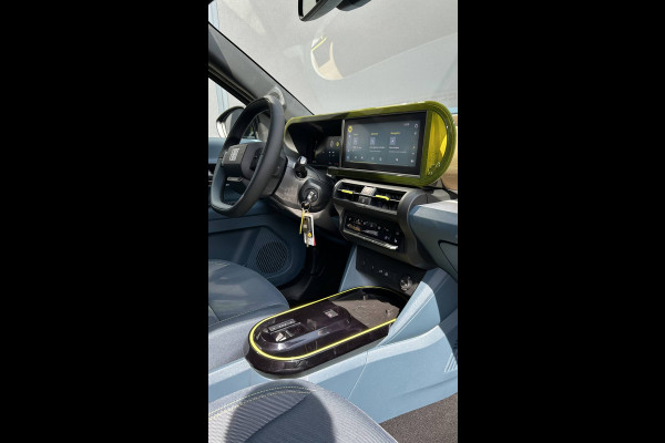 Fiat Grande Panda La Prima 11 kW 44 kWh Airco - Achteruitrijcamera - Parkeersensoren voor en achter - Cruise control - Navigatiesysteem - Dakrails - Stuur multifunctioneel