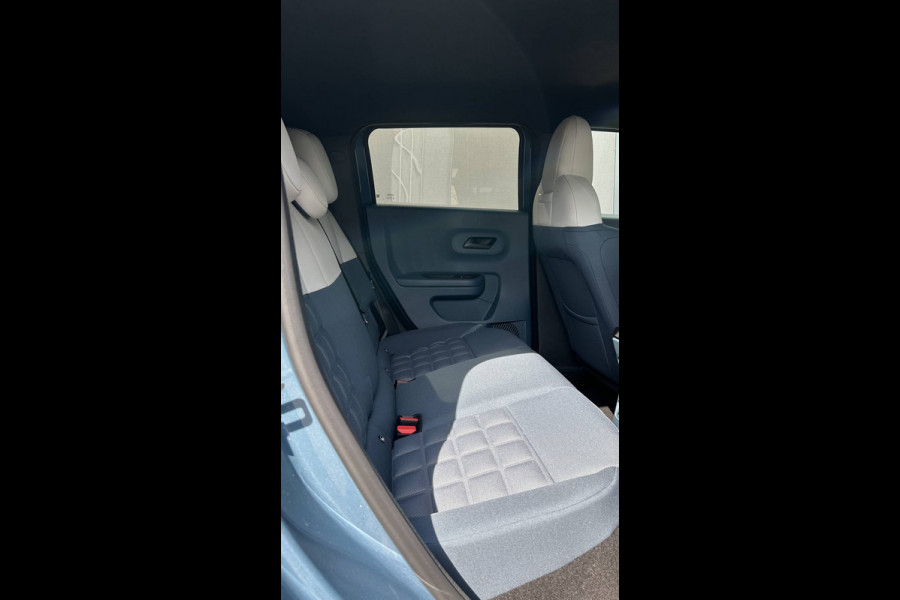 Fiat Grande Panda La Prima 11 kW 44 kWh Airco - Achteruitrijcamera - Parkeersensoren voor en achter - Cruise control - Navigatiesysteem - Dakrails - Stuur multifunctioneel