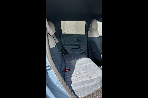 Fiat Grande Panda La Prima 11 kW 44 kWh Airco - Achteruitrijcamera - Parkeersensoren voor en achter - Cruise control - Navigatiesysteem - Dakrails - Stuur multifunctioneel
