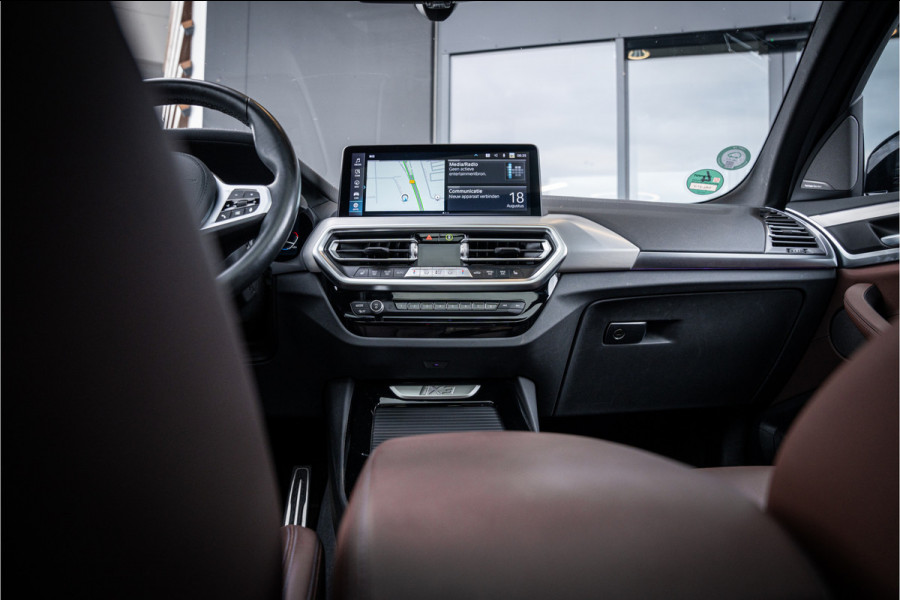 BMW iX3 High Executive Edition 80 kWh - Panorama | H&K | Memory | 360 Camera | HUD
