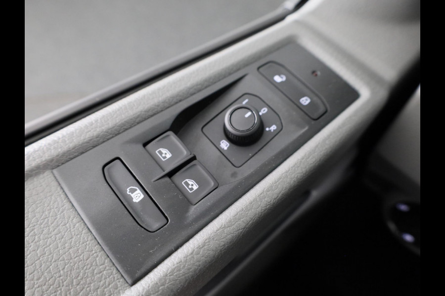 Volkswagen Transporter 2.0 TDI L2H1 28 Comfortline 150 pk Automaat | Verlengde garantie | Navigatie via App | Parkeersensoren achter | Cruise control | LED koplampen |