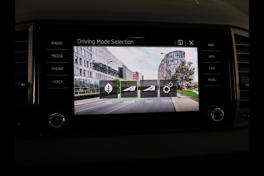 Škoda Karoq 1.5 TSI ACT Sportline Business 150 pk Automaat (DSG) | Navigatie | Elektr. trekhaak | Parkeersensoren | Achteruitrijcamera | Adaptieve cruise control | Stoelverwarming |