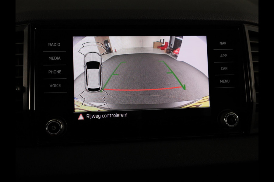 Škoda Karoq 1.5 TSI ACT Sportline Business 150 pk Automaat (DSG) | Navigatie | Elektr. trekhaak | Parkeersensoren | Achteruitrijcamera | Adaptieve cruise control | Stoelverwarming |