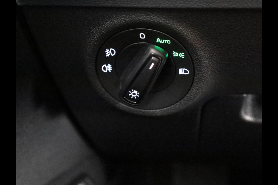 Škoda Karoq 1.5 TSI ACT Sportline Business 150 pk Automaat (DSG) | Navigatie | Elektr. trekhaak | Parkeersensoren | Achteruitrijcamera | Adaptieve cruise control | Stoelverwarming |