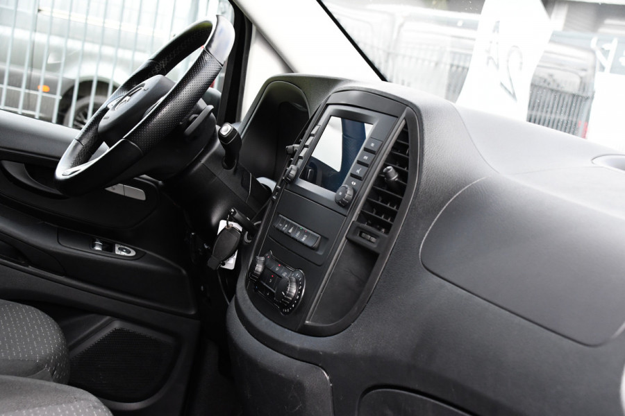 Mercedes-Benz Vito 116 CDI L2 Black Edition Cruise, Camera, Carplay, 164pk, Automaat, Sensoren, Trekhaak, Multimedia, LED, Stoelverwarming, Uniek!