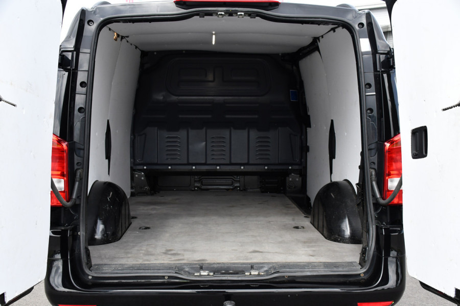Mercedes-Benz Vito 116 CDI L2 Black Edition Cruise, Camera, Carplay, 164pk, Automaat, Sensoren, Trekhaak, Multimedia, LED, Stoelverwarming, Uniek!