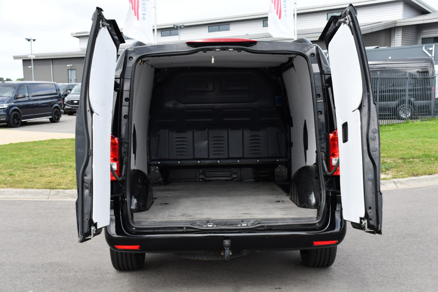 Mercedes-Benz Vito 116 CDI L2 Black Edition Cruise, Camera, Carplay, 164pk, Automaat, Sensoren, Trekhaak, Multimedia, LED, Stoelverwarming, Uniek!