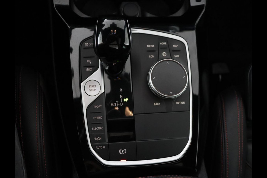BMW X3 xDrive30e M Sport | Panoramadak | Leder | Head-Up | LaserLight | Trekhaak | Stoelverwarming | Camera | Carplay | Live Cockpit | Sportstoelen | Navigatie | Individual Lak | PHEV | Plug In