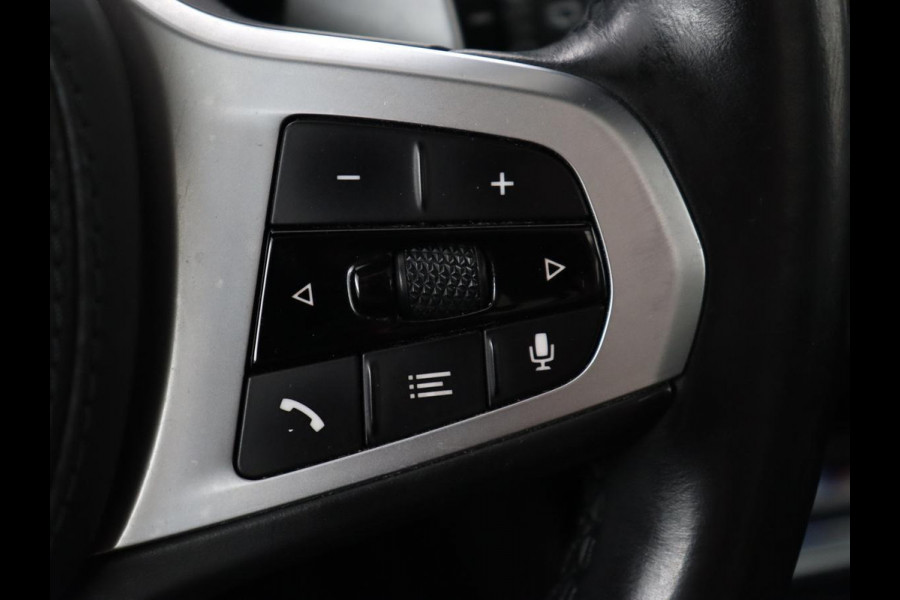 BMW X3 xDrive30e M Sport | Panoramadak | Leder | Head-Up | LaserLight | Trekhaak | Stoelverwarming | Camera | Carplay | Live Cockpit | Sportstoelen | Navigatie | Individual Lak | PHEV | Plug In